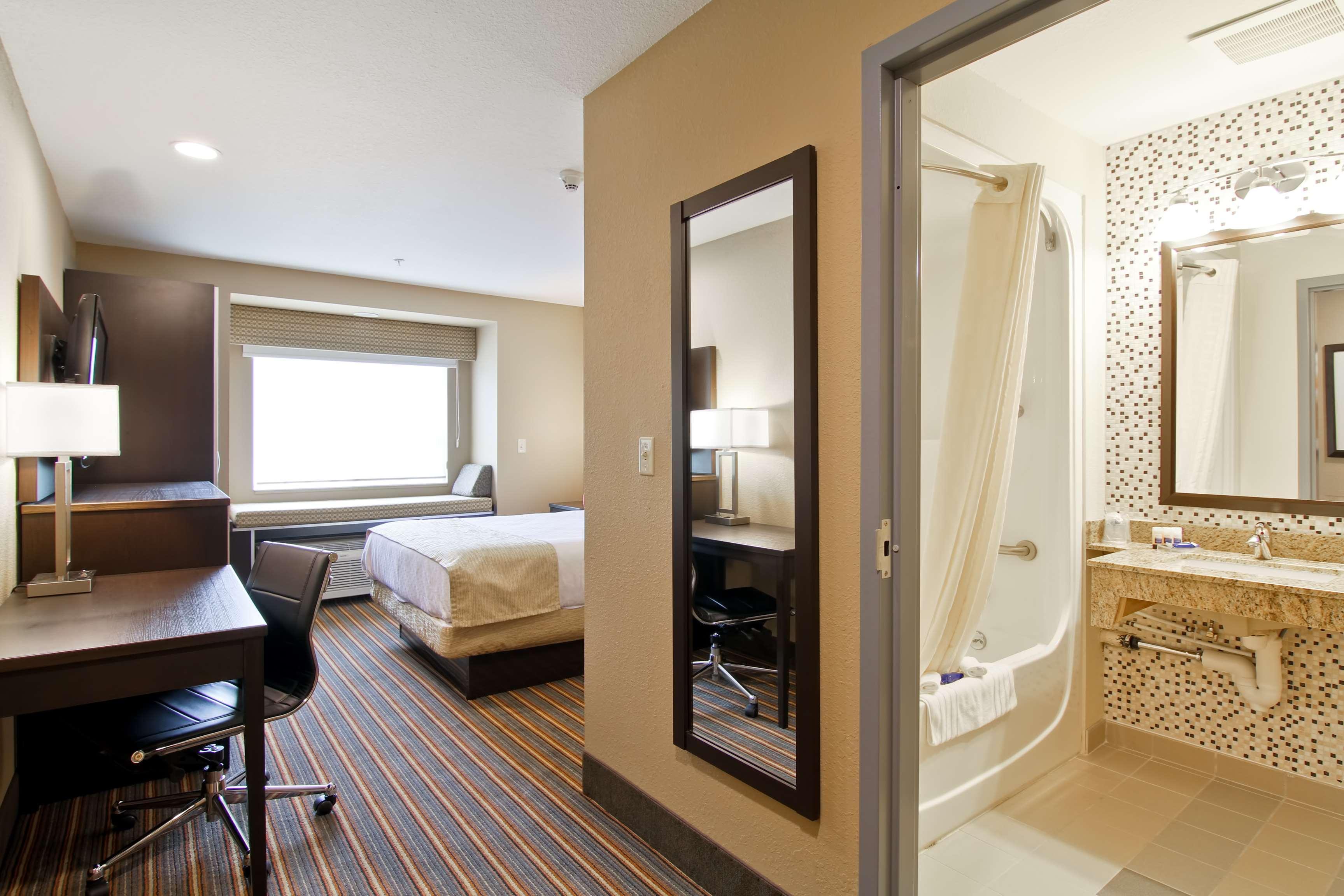 Best Western Plus Woodstock Inn & Suites Exterior photo
