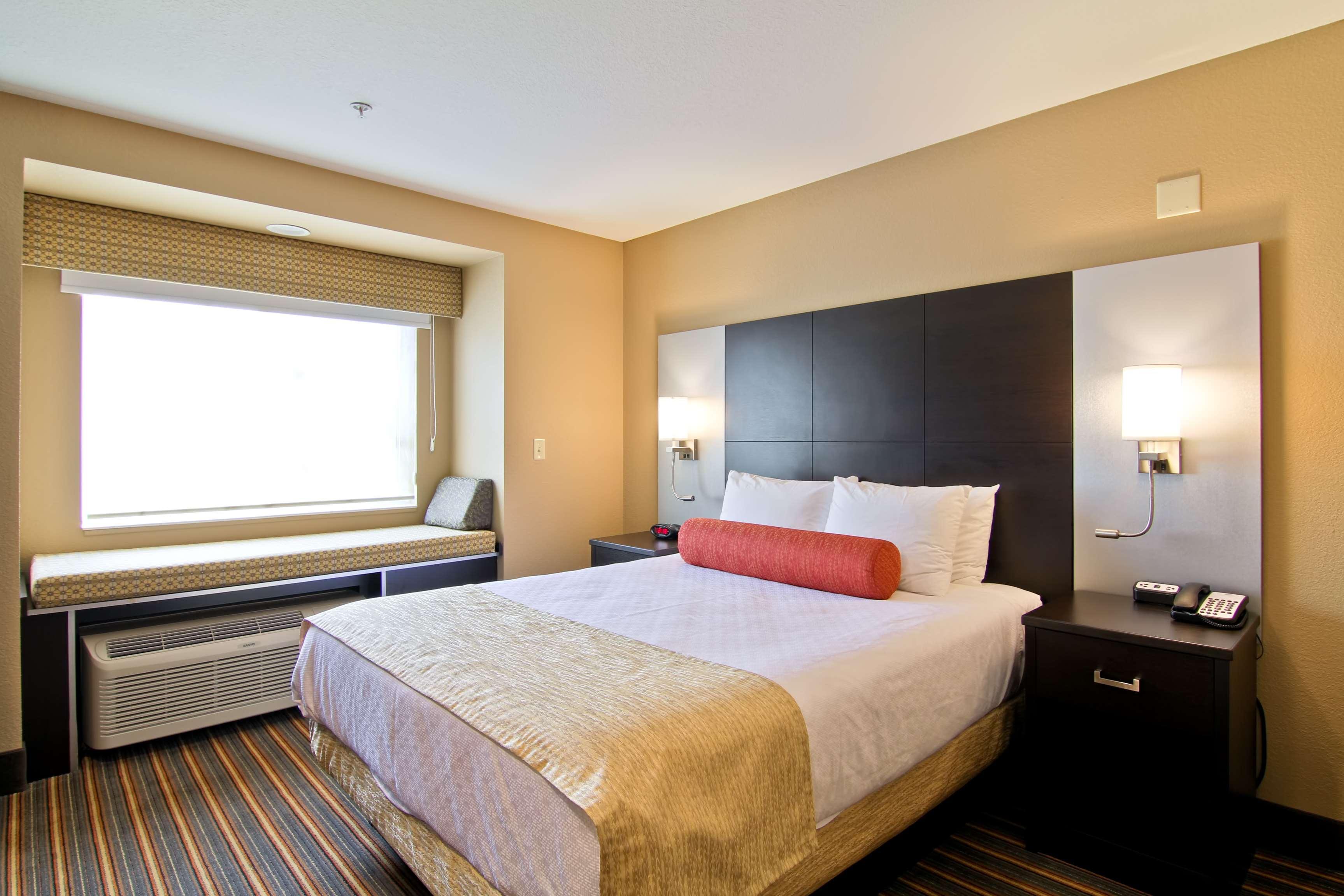 Best Western Plus Woodstock Inn & Suites Exterior photo