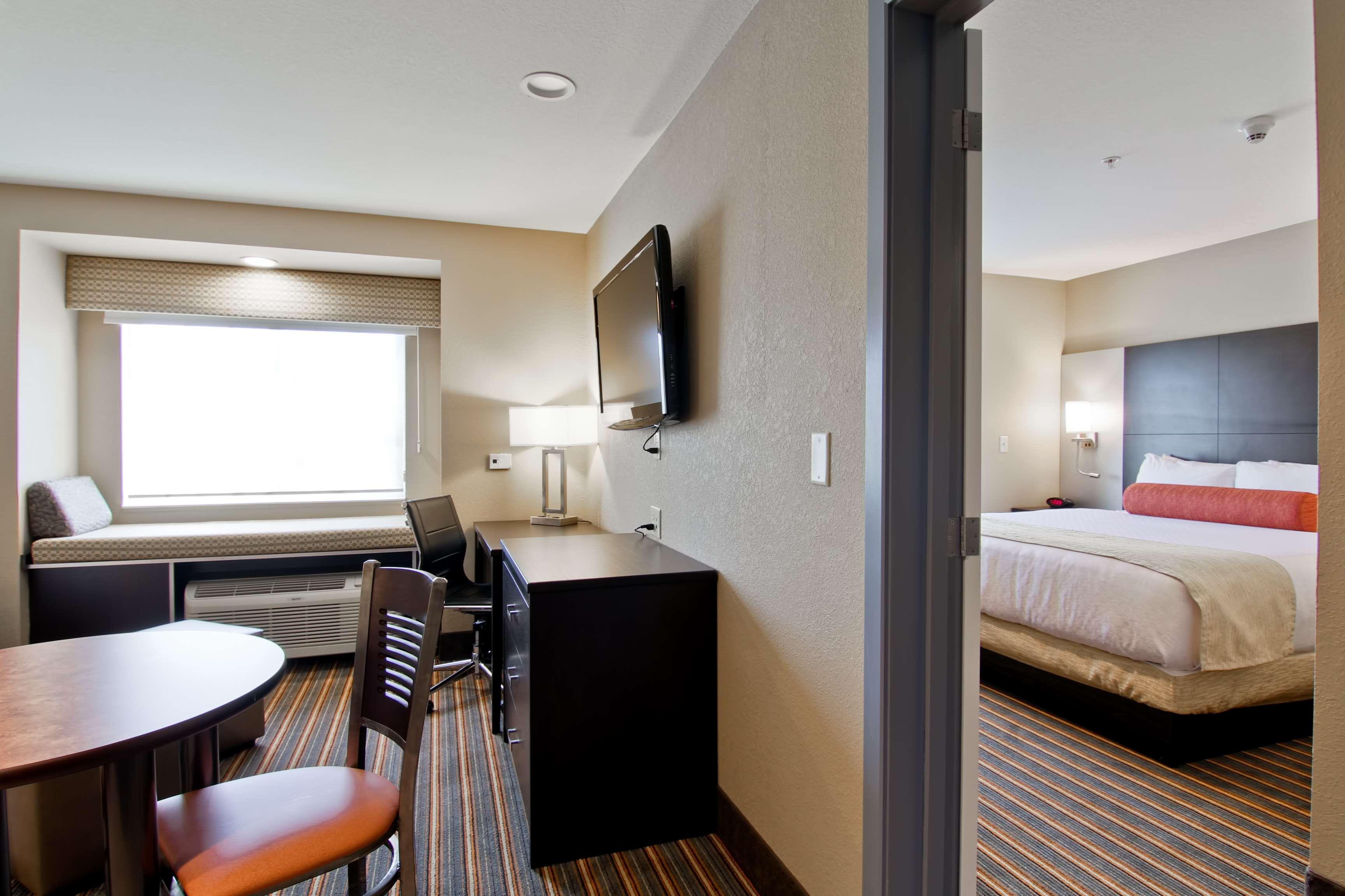 Best Western Plus Woodstock Inn & Suites Exterior photo
