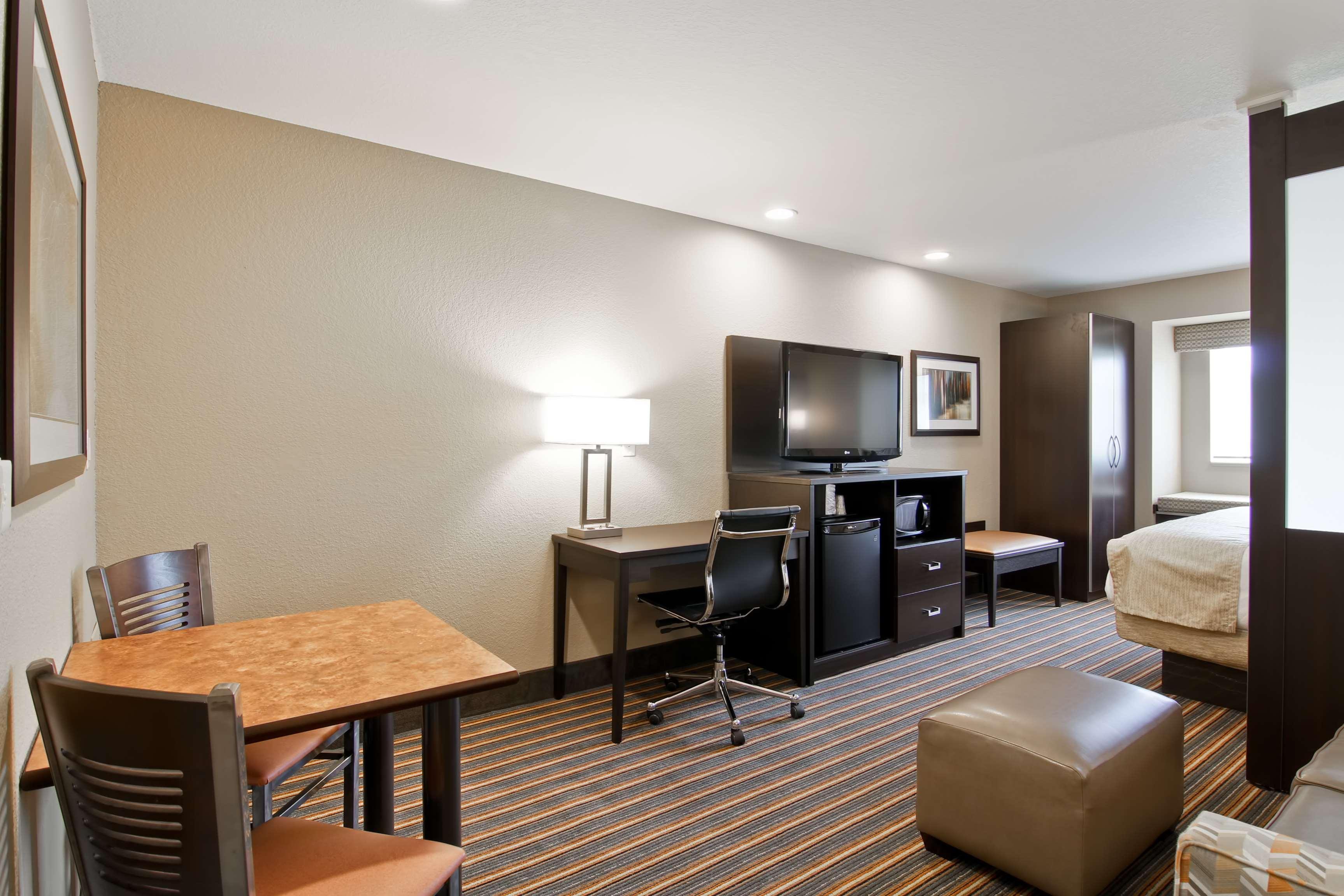 Best Western Plus Woodstock Inn & Suites Exterior photo
