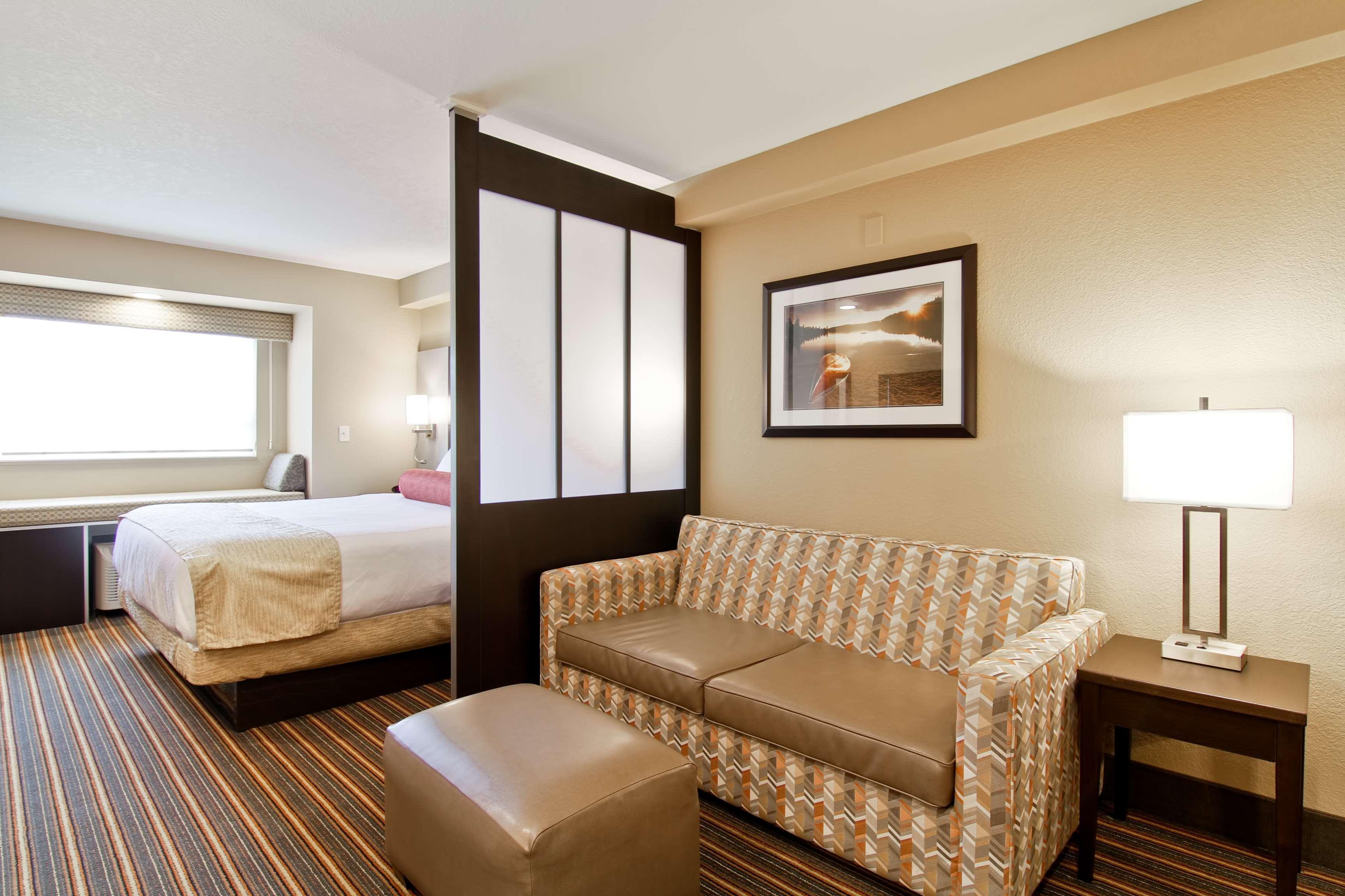 Best Western Plus Woodstock Inn & Suites Exterior photo