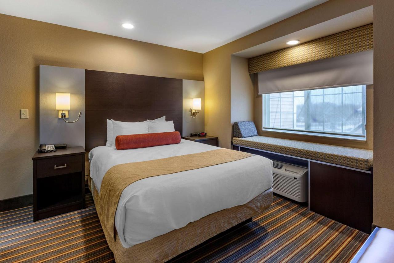 Best Western Plus Woodstock Inn & Suites Exterior photo