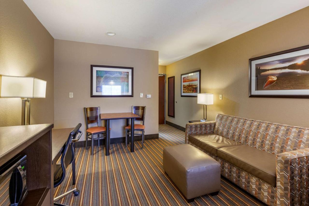 Best Western Plus Woodstock Inn & Suites Exterior photo