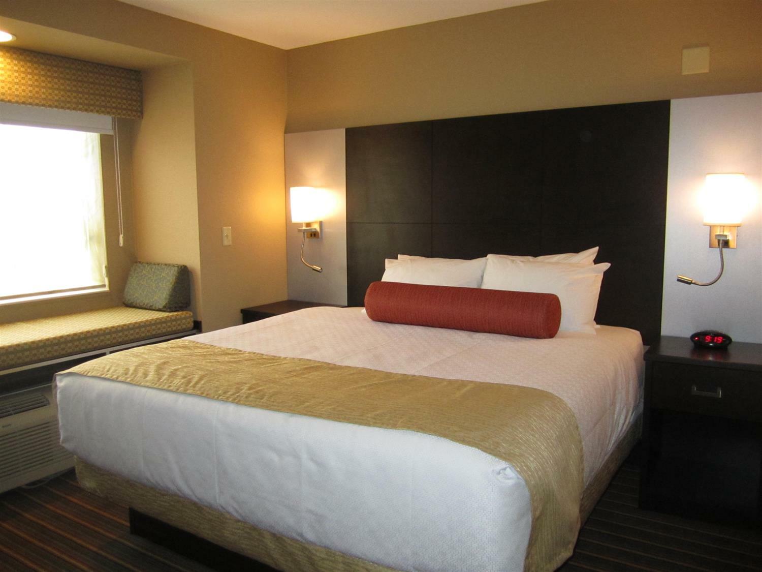Best Western Plus Woodstock Inn & Suites Exterior photo